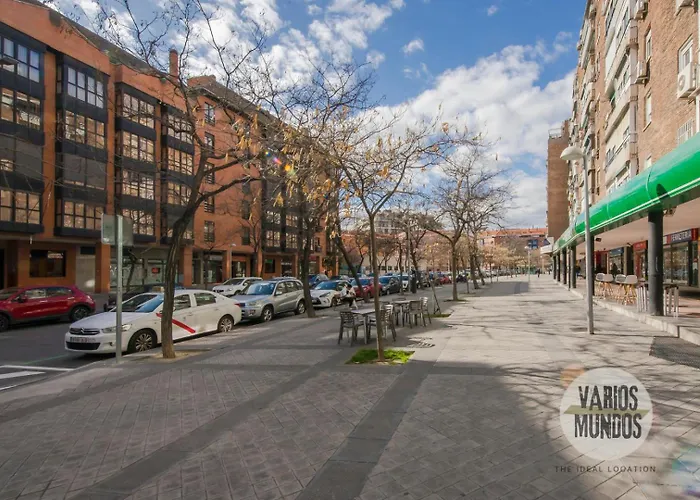 Escapada con parking para 3, vive la Latina